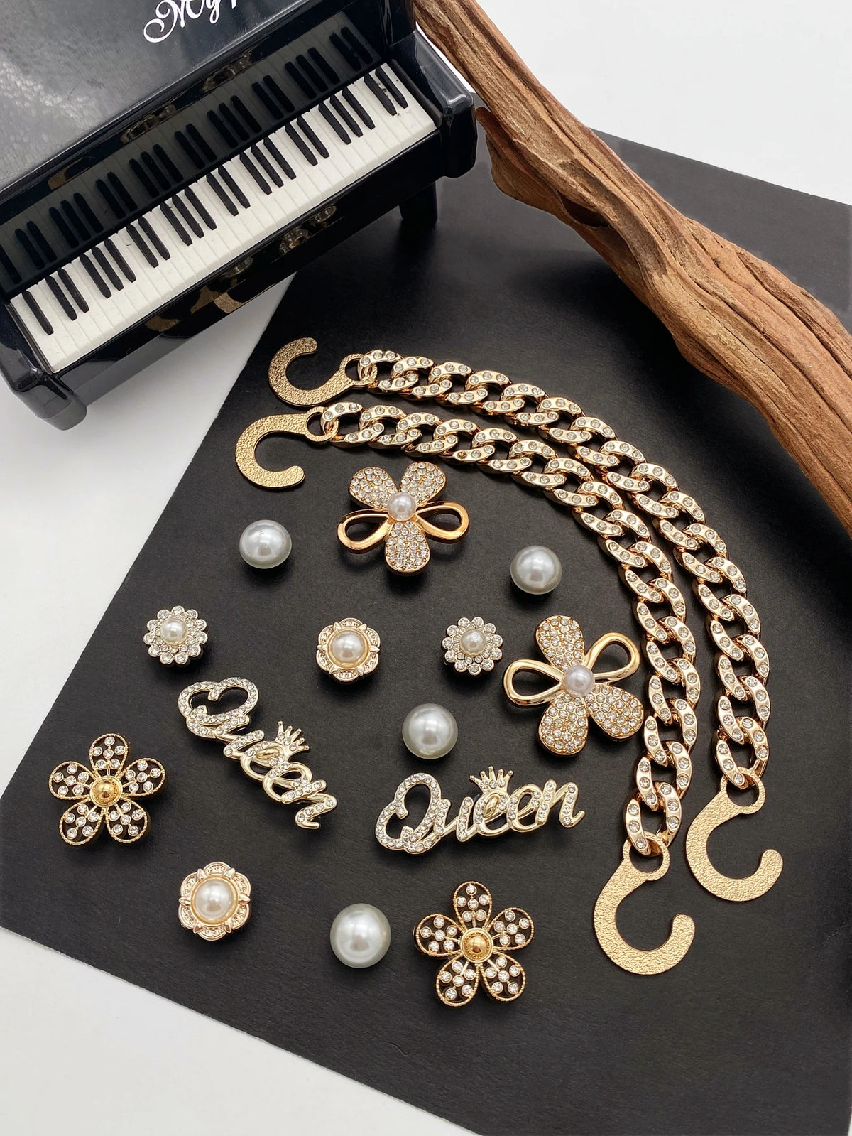 16 fashionable golden double flowers, Queen, rhinestone chain Crocs